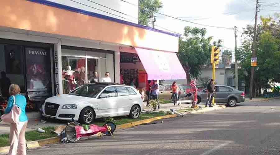 Mujer al volante provoca un aparatoso accidente | El Imparcial de Oaxaca