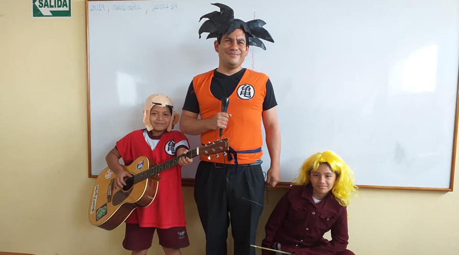 Maestro se disfraza de Gokú para hacer más entretenidas sus clases