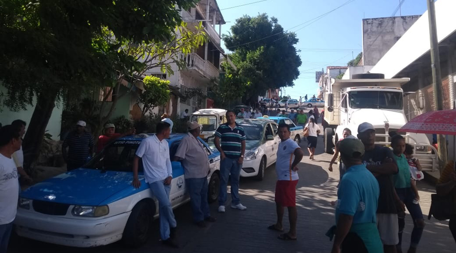 Se enfrentan a golpes taxistas y mototaxistas en Pinotepa Nacional