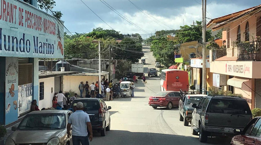 Se enfrentan a golpes taxistas y mototaxistas en Pinotepa Nacional