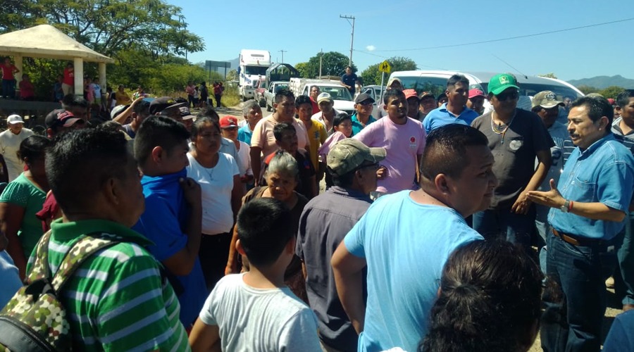 Con bloqueo exigen seguridad pobladores de Morro Mazatán
