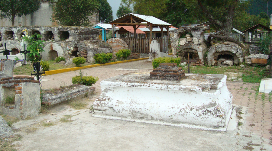 Panteón de Tlaxiaco, en limpieza general