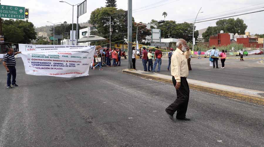 Jubilados de sección 22, bloquean y agreden a automovilistas | El Imparcial de Oaxaca