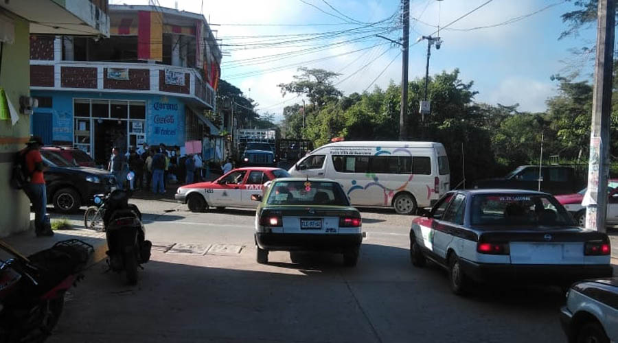Bloquean carretera en Putla Villa de Guerrero trabajadores de salud | El Imparcial de Oaxaca