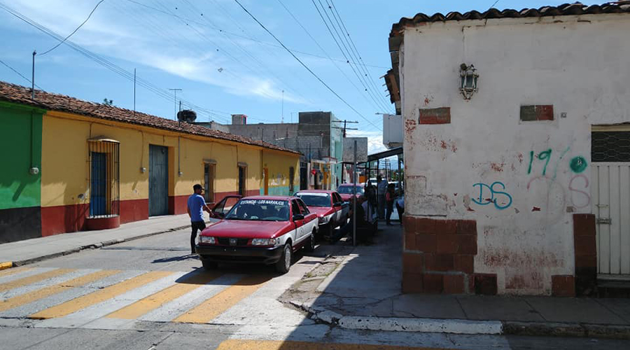 Acusan a taxistas de invadir una banqueta en Huajuapan de León