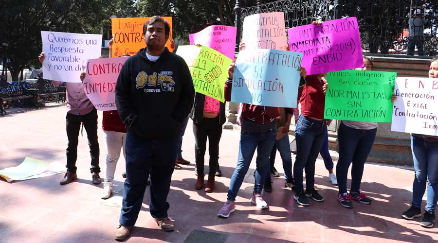 Normalistas de ENBIO piden ser contratados | El Imparcial de Oaxaca