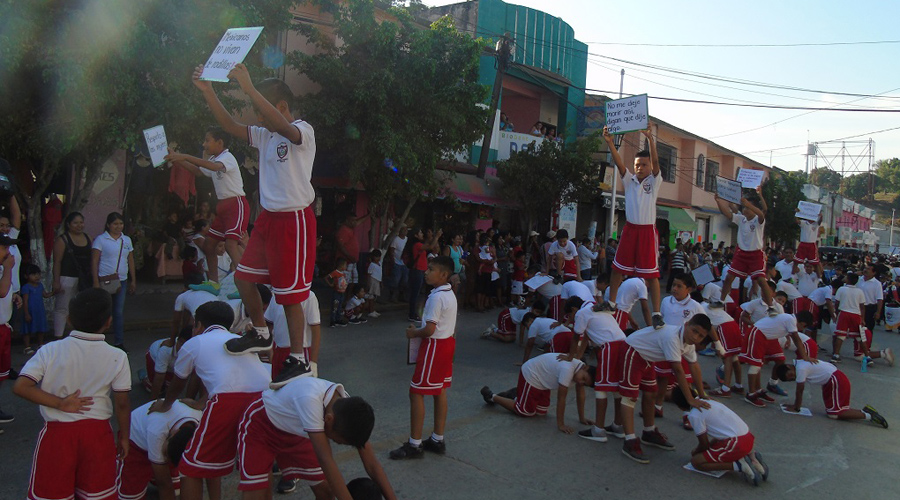 Nutrido desfile revolucionario, deportivo y militar en Pochutla