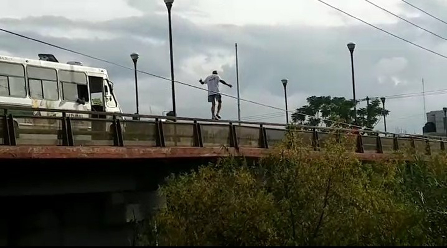 Fuerte choque en Avenida Universidad
