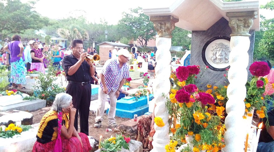 En el Istmo, con fe y devoción celebran a sus muertos