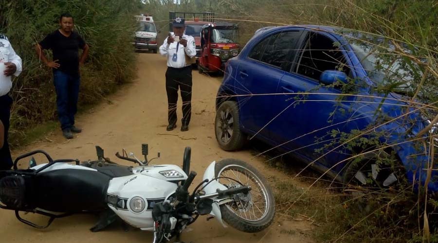 Auxilian a motociclista tras choque en San Juan Chilateca
