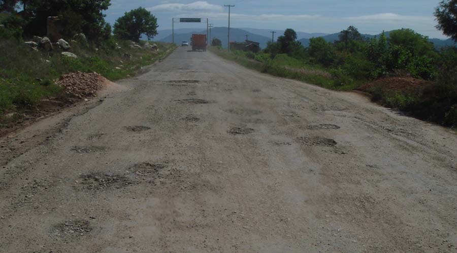 Intransitable, la carretera de Tlaxiaco hacia Yosondúa