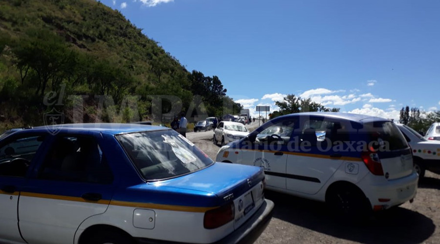 Transportistas se manifiestan en Huajuapan con bloqueo carretero