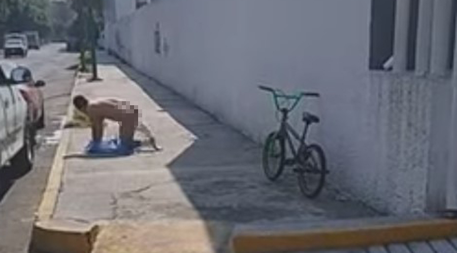 Video: Desnudo y con pierna enyesada, hombre escapa de un hospital