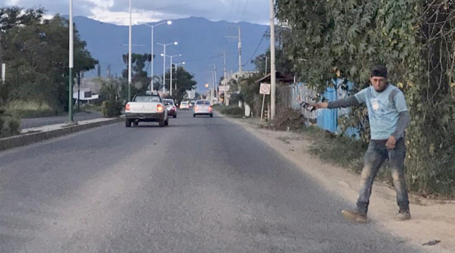 Ebrio torea autos en Xoxocotlán | El Imparcial de Oaxaca