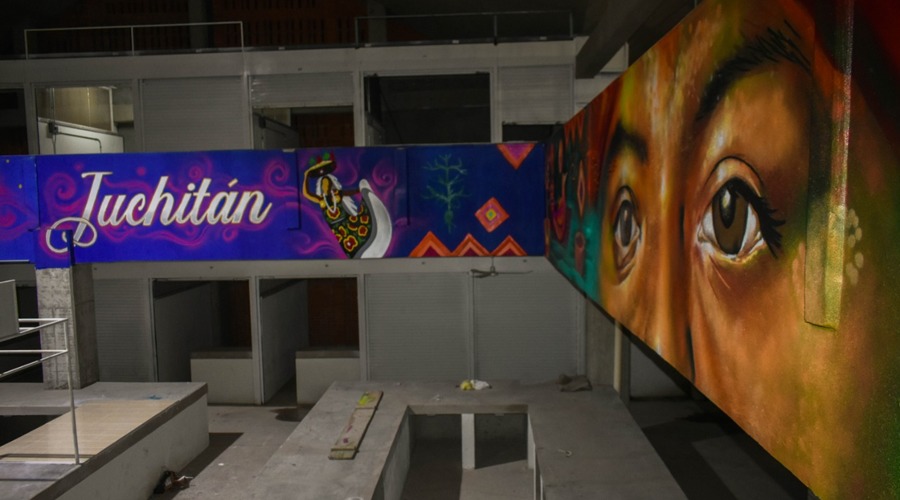 Pintan murales al interior del mercado en Juchitán