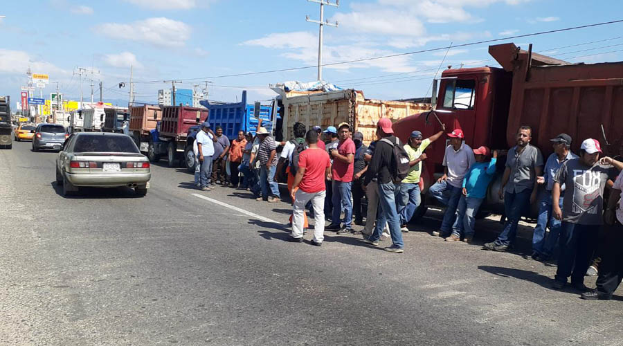 Sindicatos de transportistas se disputan obra de Plaza Comercial