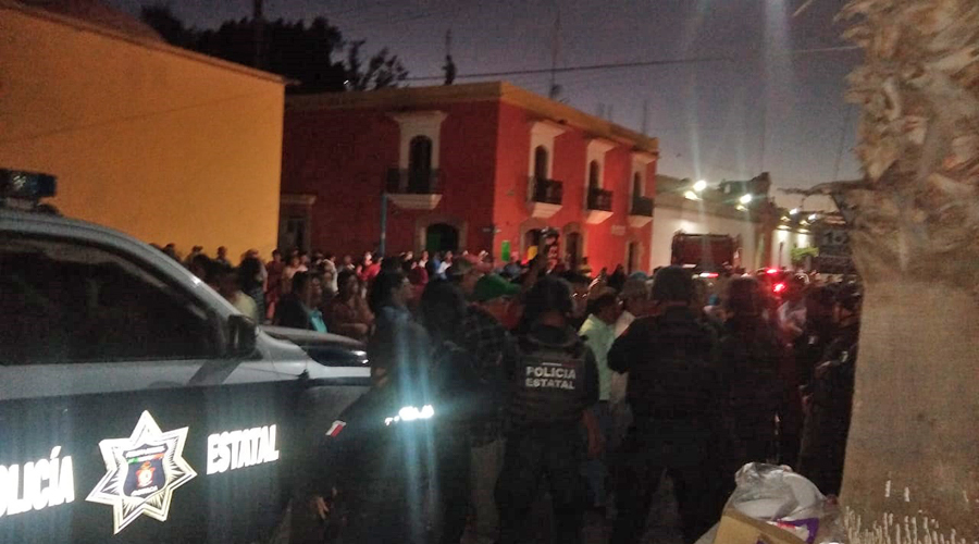 Chocan policías y pobladores por escuela de Tlacolula