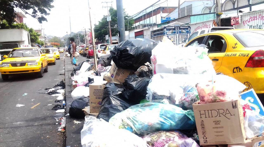 Toneladas de basura en Salina Cruz, tras la festividad de Día de Muertos