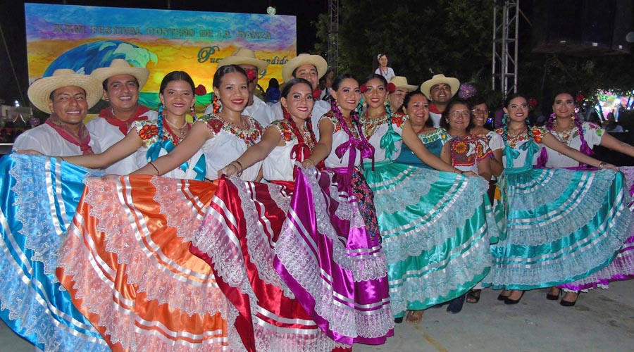 Abarrotado Festival Costeño de la Danza en Puerto Escondido