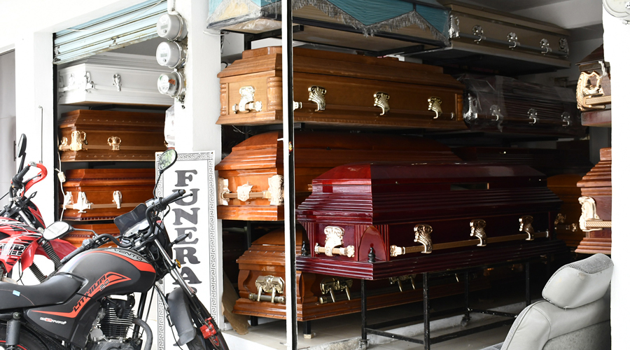 Asechan funerarias a familiares de fallecidos en el Hospital Civil