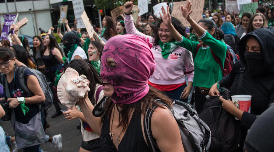 VIDEO: Feministas dañan Monumento a Cuauhtémoc durante manifestación | El Imparcial de Oaxaca