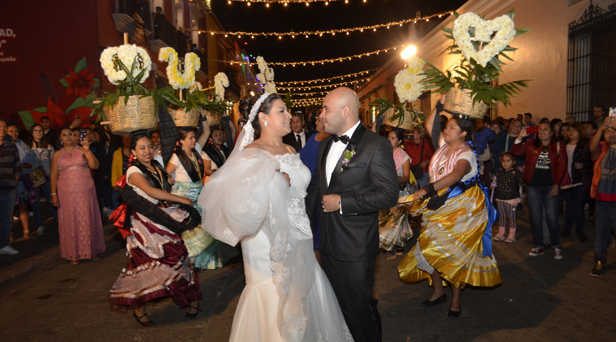 Diego y María caminaron al altar de la iglesia para unir sus vidas en sagrado matrimonio