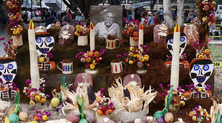 Flor Inmortal y totomoxtle adornan el Zócalo de Oaxaca