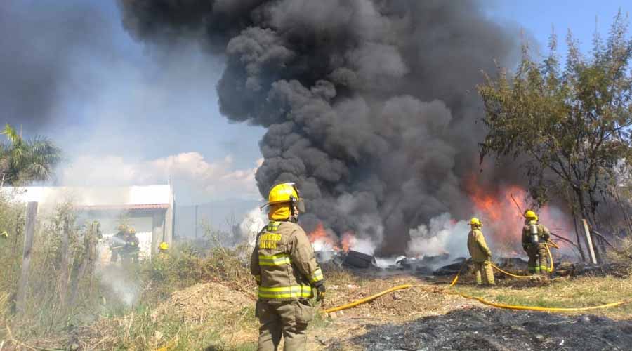 Fuego termina con recicladora en la Reforma Agraria