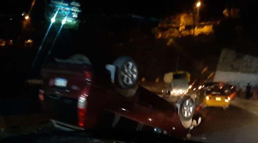 Ebrio profesor choca su auto contra poste