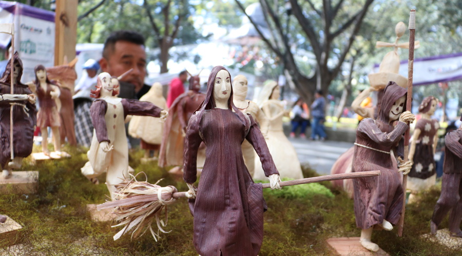 Flor Inmortal y totomoxtle adornan el Zócalo de Oaxaca