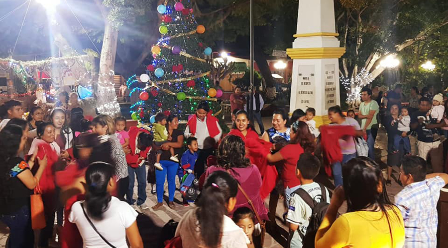 Llevan a cabo en Teotitlán el encendido del árbol de Navidad | El Imparcial de Oaxaca