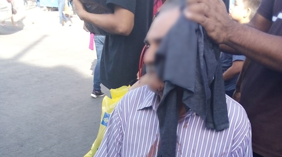 A adulto mayor le cae sombrilla en la cabeza en El Espinal | El Imparcial de Oaxaca