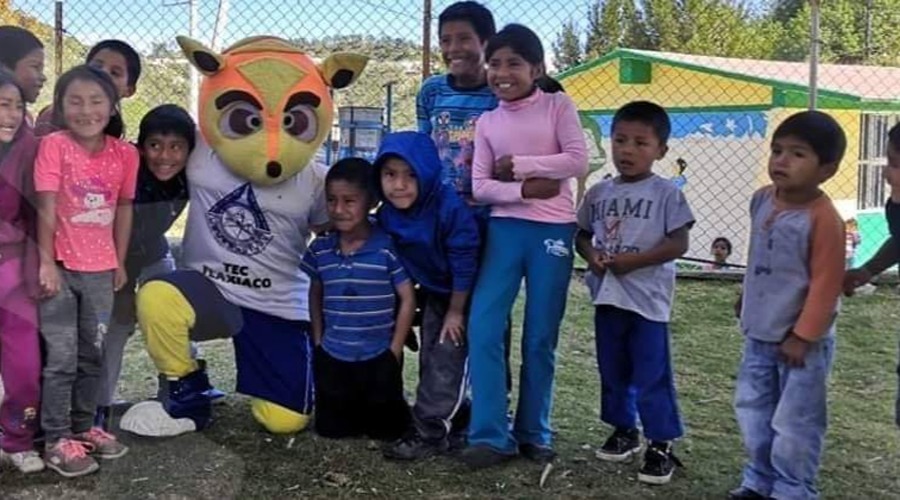 Jóvenes del Tec de Tlaxiaco llevan juguetes a los niños | El Imparcial de Oaxaca