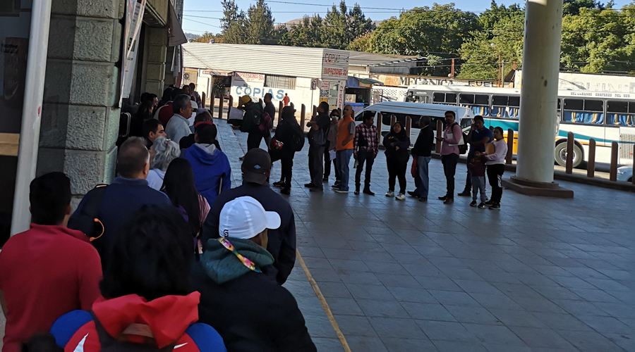 Esperan tres horas para obtener una licencia de conducir | El Imparcial de Oaxaca