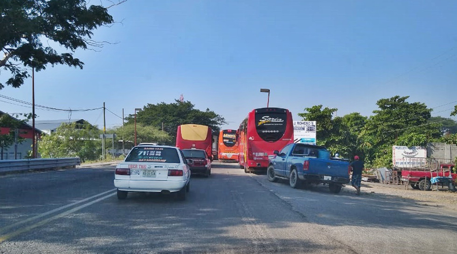 Disputa entre autobuses transístmicos y turísticos
