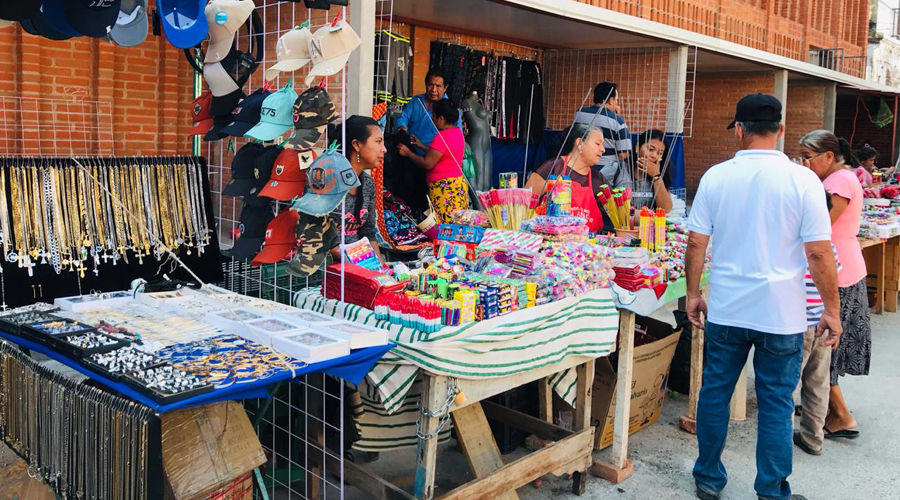 Venta de cohetitos, un riesgo para la población en Juchitán
