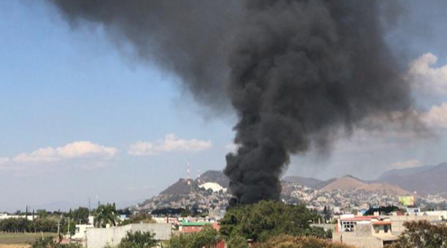 Bomberos entre las llamas; logran sofocar incendio de una vivienda