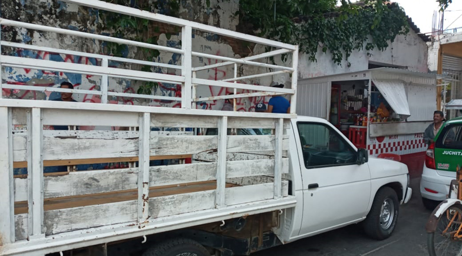 Estrella su camioneta contra una caseta en Juchitán