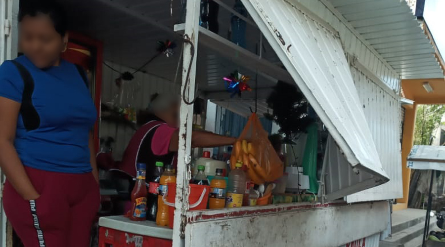 Estrella su camioneta contra una caseta en Juchitán