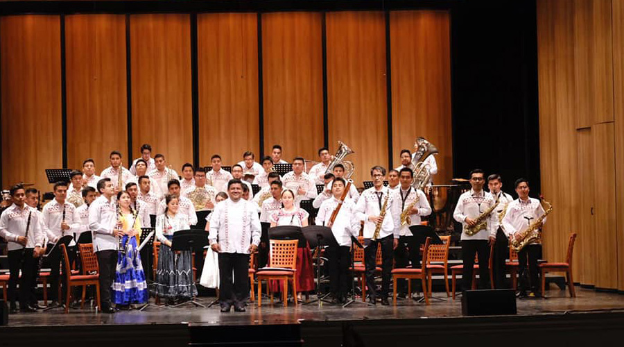 Banda Guelaguetza se presenta en Los Pinos