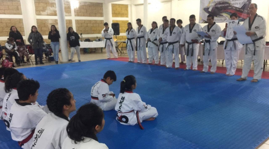 Niños y jóvenes se gradúan en cinta negra de taekwondo