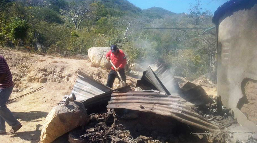 Se quema una humilde vivienda en Salina Cruz