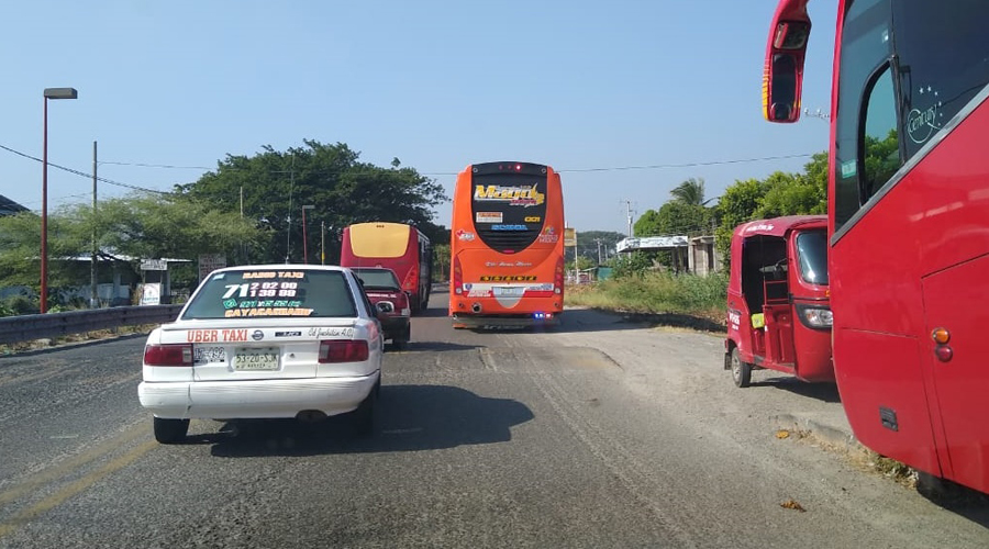 Disputa entre autobuses transístmicos y turísticos
