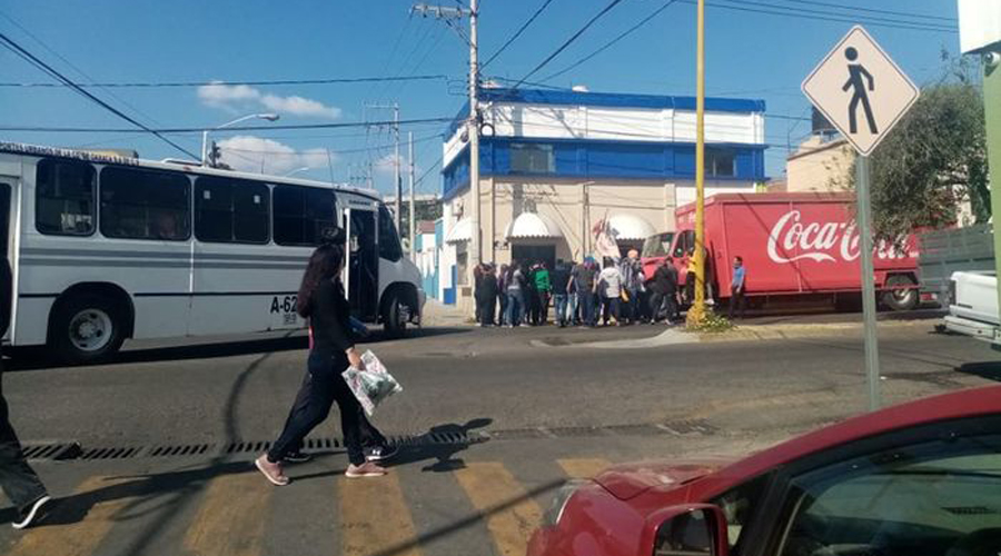 Normalistas saquean camiones repartidores | El Imparcial de Oaxaca