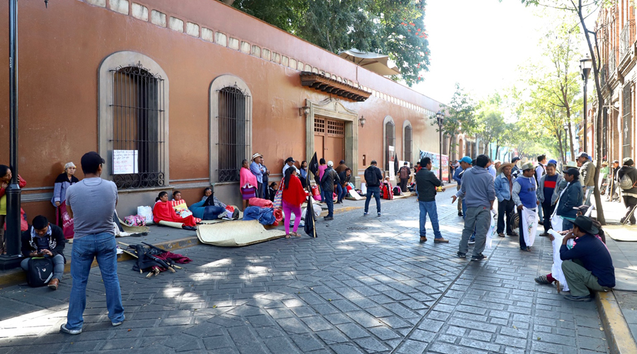 Otro lunes caótico, bloquean calles y carretera federal | El Imparcial de Oaxaca