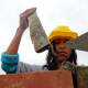 Capacitan a mujeres mixtecas en el ramo de la construcción