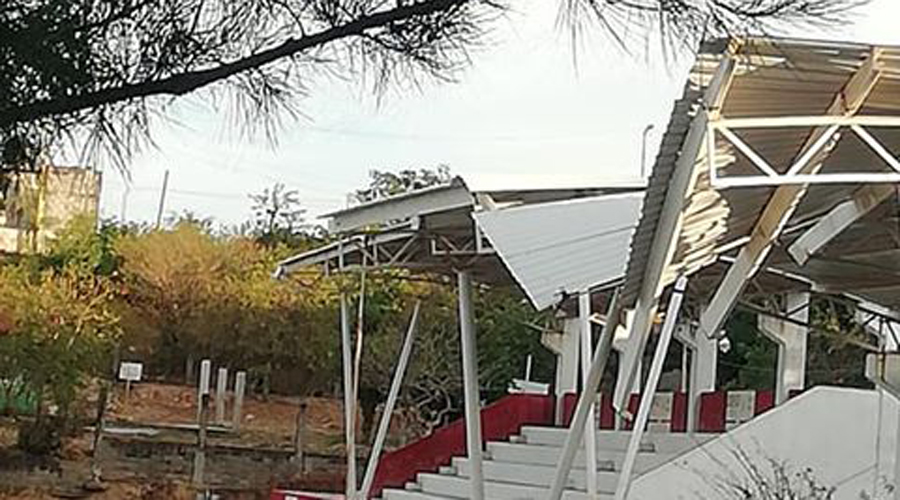 Por vientos, cae domo de campo deportivo | El Imparcial de Oaxaca