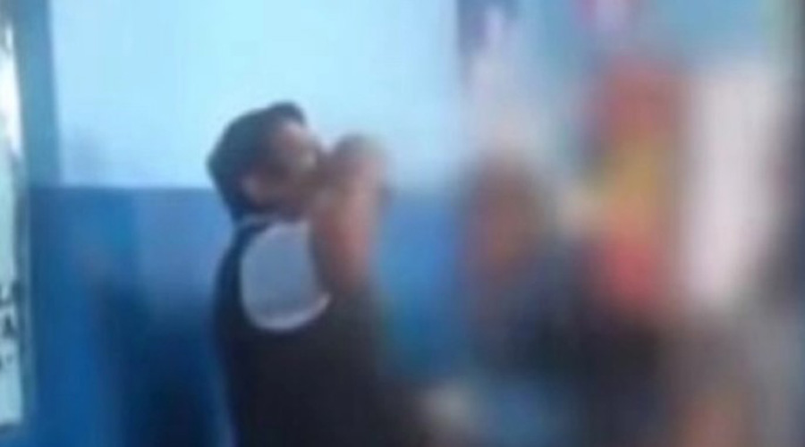 Video: Profesor de escuela es sorprendido tomando alcohol con sus alumnos | El Imparcial de Oaxaca