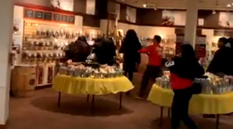 Video: Clientes se agarran a golpes y destruyen local de centro comercial