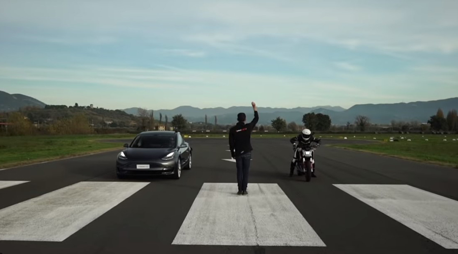 La carrera entre el Tesla Model 3 y una de las motos eléctricas más potentes | El Imparcial de Oaxaca